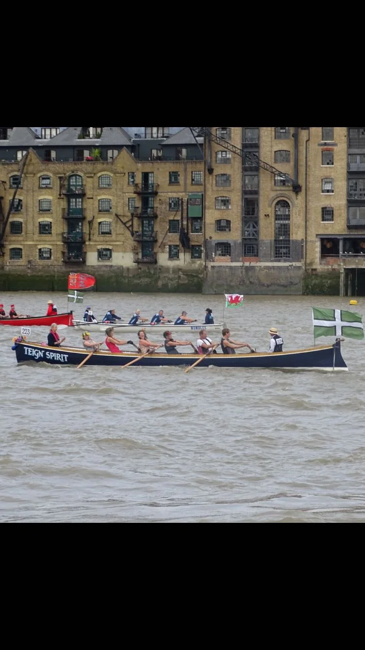 A gig crew pulling their oars together